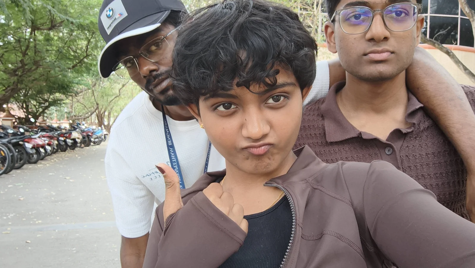 pics/final/08_story_squad.webp